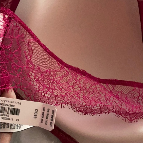 Brand new Victoria secret bra - Picture 3 of 3